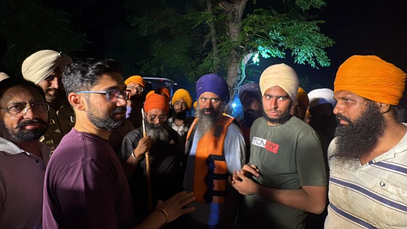 ਡਿਪਟੀ ਕਮਿਸ਼ਨਰ ਨੇ ਦਰਿਆ ਵਿੱਚ ਚੱਲ ਰਹੇ ਕੰਮਾਂ ਦਾ ਦੇਰ ਰਾਤ ਜਾਇਜ਼ਾ ਲਿਆ