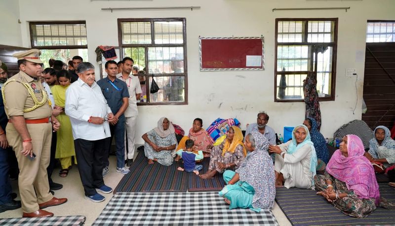 ਹੜ੍ਹ ਪੀੜਤਾਂ ਨੂੰ ਜ਼ਮੀਨਾਂ ਦੀ ਪੱਕੀ ਮਾਲਕੀ ਤੇ ਸੁਰੱਖਿਅਤ ਸਥਾਨਾਂ ’ਤੇ ਰਿਹਾਇਸ਼ੀ ਜਗ੍ਹਾ ਦੇਣ ਦੇ ਯਤਨ ਕਰਾਂਗੇ: ਰਾਜਪਾਲ