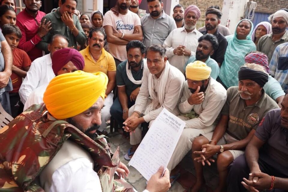 ਮੁੱਖ ਮੰਤਰੀ ਵੱਲੋਂ ਕਿਸ਼ਤੀ ਰਾਹੀਂ ਫ਼ਿਰੋਜ਼ਪੁਰ ਦੇ ਹੜ੍ਹ ਪ੍ਰਭਾਵਿਤ ਇਲਾਕਿਆਂ ਦਾ ਦੌਰਾ; ਕੇਂਦਰ ਸਰਕਾਰ ਤੋਂ ਕੁਦਰਤੀ ਆਫ਼ਤਾਂ ਕਾਰਨ ਹੋਏ ਨੁਕਸਾਨ ਦਾ ਮੁਆਵਜ਼ਾ ਵਧਾਉਣ ਦੀ ਕੀਤੀ ਮੰਗ