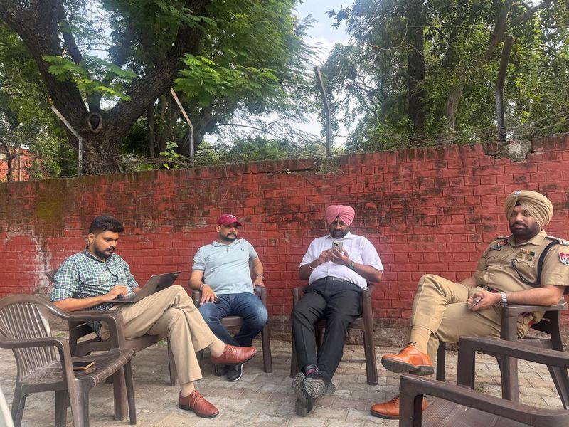 ਨਵਨੀਤ ਚਤੁਰਵੇਦੀ ਦੀ ਗ੍ਰਿਫਤਾਰੀ ਲਈ ਪੰਜਾਬ ਪੁਲੀਸ ਨੇ ਸੈਕਟਰ 3 ਥਾਣੇ ਦੇ ਬਾਹਰ ਲਾਏ ਡੇਰੇ