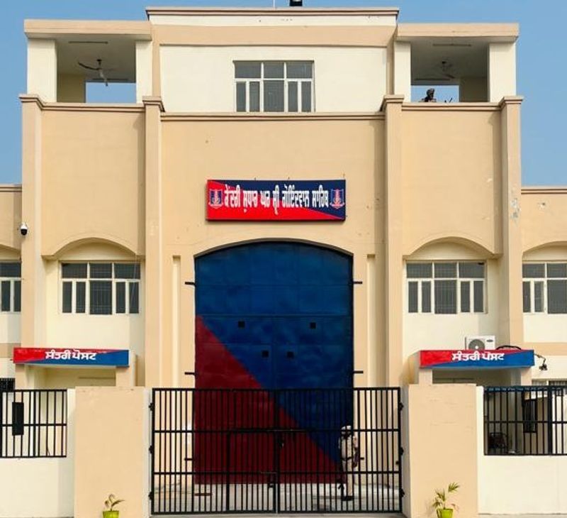 ਗੋਇੰਦਵਾਲ ਜੇਲ੍ਹ ’ਚ ਕੈਦੀਆਂ ਤੇ ਹਵਾਲਾਤੀਆਂ ਕੋਲੋਂ 25 ਮੋਬਾਈਲ ਫੋਨ ਬਰਾਮਦ ਗੋਇੰਦਵਾਲ ਜੇਲ੍ਹ ’ਚ ਕੈਦੀਆਂ ਤੇ ਹਵਾਲਾਤੀਆਂ ਕੋਲੋਂ 25 ਮੋਬਾਈਲ ਫੋਨ ਬਰਾਮਦ