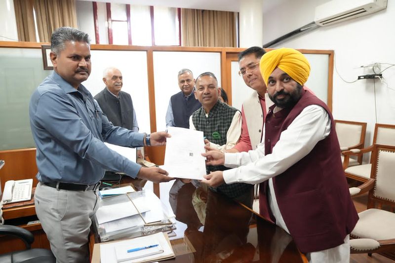 ‘ਆਪ’ ਦੇ ਰਾਜ ਸਭਾ ਉਮੀਦਵਾਰ ਰਜਿੰਦਰ ਗੁਪਤਾ ਵੱਲੋਂ ਨਾਮਜ਼ਦਗੀ ਪੱਤਰ ਦਾਖਲ