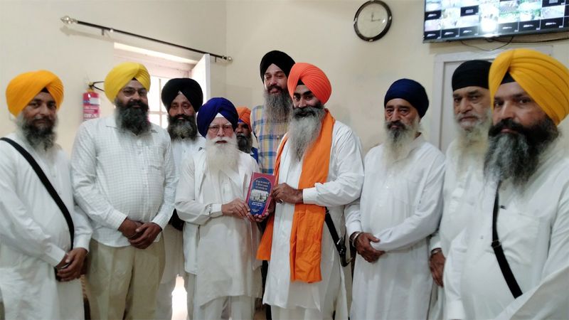 ਬਡੂੰਗਰ ਵੱਲੋਂ ਸੰਗਤ ਨੂੰ ਇਤਿਹਾਸਕ ਪੁਸਤਕ ਭੇਟ