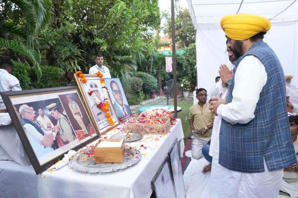 ਮ੍ਰਿਤਕ ਅਧਿਕਾਰੀ ਦੇ ਪਰਿਵਾਰ ਨਾਲ ਕੀਤੀ ਮੁਲਾਕਾਤ, ਕਮਜ਼ੋਰ ਵਰਗਾਂ 'ਤੇ ਵਧ ਰਹੇ ਅੱਤਿਆਚਾਰਾਂ 'ਤੇ ਚਿੰਤਾ ਪ੍ਰਗਟਾਈ