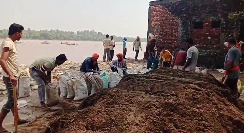 ਰਾਵੀ ਦਰਿਆ ਵਿੱਚ ਪਾਣੀ ਵਧਣ ਨਾਲ ਕਥਲੌਰ ਪੁਲ ਕੋਲ ਖਤਰਾ ਬਰਕਰਾਰ, ਲੋਕ ਸਹਿਮੇ