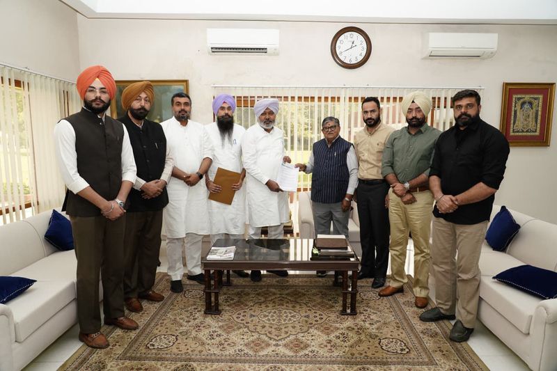 ‘ਆਪ’ ਦਾ ਵਫ਼ਦ ਪੰਜਾਬ ’ਵਰਸਿਟੀ ਬਾਰੇ ਰਾਜਪਾਲ ਨੂੰ ਮਿਲਿਆ