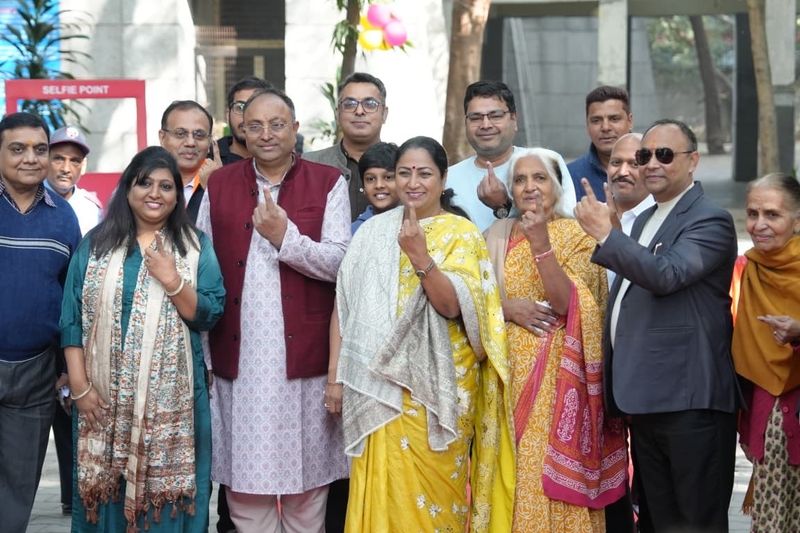 ਜ਼ਿਮਨੀ ਚੋਣਾਂ: ਰੇਖਾ ਗੁਪਤਾ ਨੇ ਪਰਿਵਾਰ ਸਣੇ ਪਾਈ ਵੋਟ