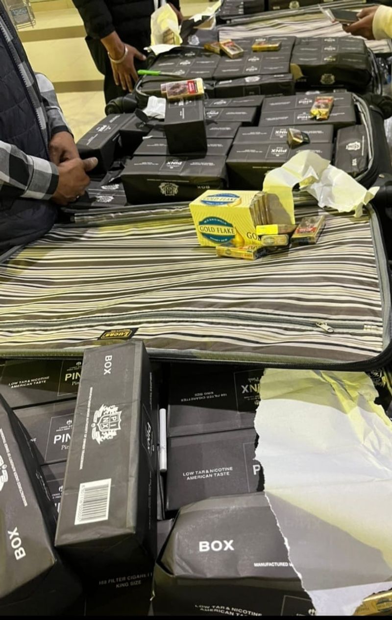 ਹਵਾਈ ਅੱਡੇ ’ਤੇ ਦੋ ਯਾਤਰੀਆਂ ਕੋਲੋਂ 67 ਹਜ਼ਾਰ ਵਿਦੇਸ਼ੀ ਸਿਗਰੇਟਾਂ ਬਰਾਮਦ