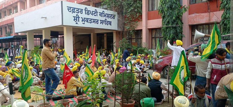 ਮਸਲੇ ਹੱਲ ਨਾ ਹੋਣ ’ਤੇ ਕਿਸਾਨਾਂ ਨੇ ਮੁਕਤਸਰ ਦਾ ਡੀਸੀ ਦਫਤਰ ਘੇਰਿਆ
