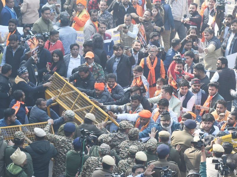 ਬੰਗਲਾਦੇਸ਼ ਹਾਈ ਕਮਿਸ਼ਨ ਦੇ ਬਾਹਰ ਹੰਗਾਮਾ: VHP ਅਤੇ ਬਜਰੰਗ ਦਲ ਦੇ ਕਾਰਕੁਨਾਂ ਦੀ ਪੁਲੀਸ ਨਾਲ ਝੜਪ, ਬੈਰੀਕੇਡ ਤੋੜੇ