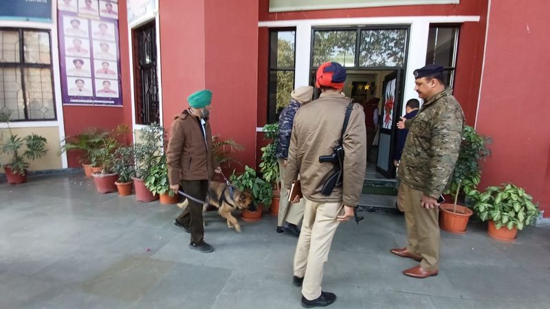 ਪਟਿਆਲਾ ਦੇ ਸਕੂਲ ਨੂੰ ਬੰਬ ਨਾਲ ਉਡਾਉਣ ਦੀ ਧਮਕੀ; ਤਲਾਸ਼ੀ ਮੁਹਿੰਮ ਤੋਂ ਬਾਅਦ ਕੁਝ ਵੀ ਸ਼ੱਕੀ ਨਹੀਂ ਮਿਲਿਆ