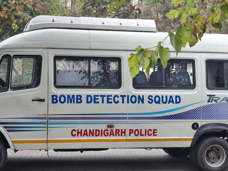 ਚੰਡੀਗੜ੍ਹ ਜ਼ਿਲ੍ਹਾ ਅਦਾਲਤ ’ਚ ਬੰਬ ਦੀ ਖ਼ਬਰ ਨਾਲ ਫੈਲੀ ਦਹਿਸ਼ਤ: ਖਾਲੀ ਕਰਵਾਈ ਗਈ ਇਮਾਰਤ