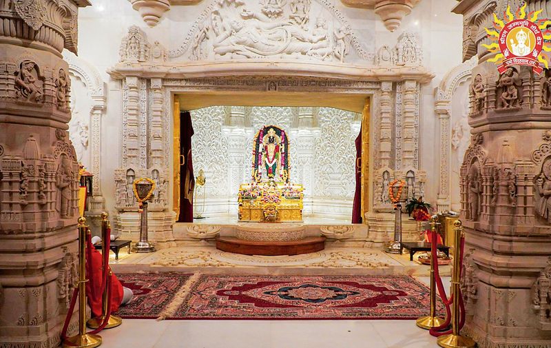 ਪ੍ਰਾਣ ਪ੍ਰਤਿਸ਼ਠਾ ਵਰ੍ਹੇਗੰਢ: ਰਾਜਨਾਥ ਸਿੰਘ ਨੇ ਰਾਮ ਮੰਦਰ ਕੰਪਲੈਕਸ ਵਿੱਚ ਝੰਡਾ ਲਹਿਰਾਇਆ