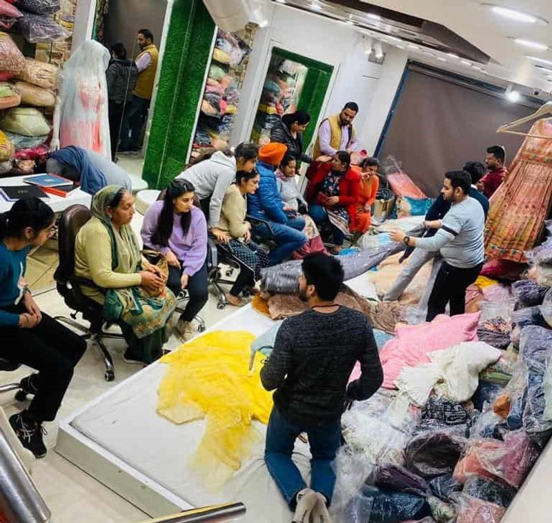 ਵਿਆਹਾਂ ਦਾ ਸੀਜ਼ਨ ਸ਼ੁਰੂ: ਬਾਜ਼ਾਰਾਂ ਵਿੱਚ ਤੇਜ਼ੀ, ਦੁਕਾਨਦਾਰਾਂ ਦੇ ਚਿਹਰਿਆਂ ’ਤੇ ਰੌਣਕ