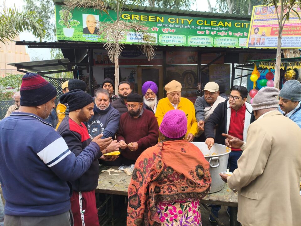 नए साल के मौके पर प्राचीन मंदिर श्री केदार नाथ राजपुरा रोड पर हलवा, चाय, करी चावल और सूप परोसा गया