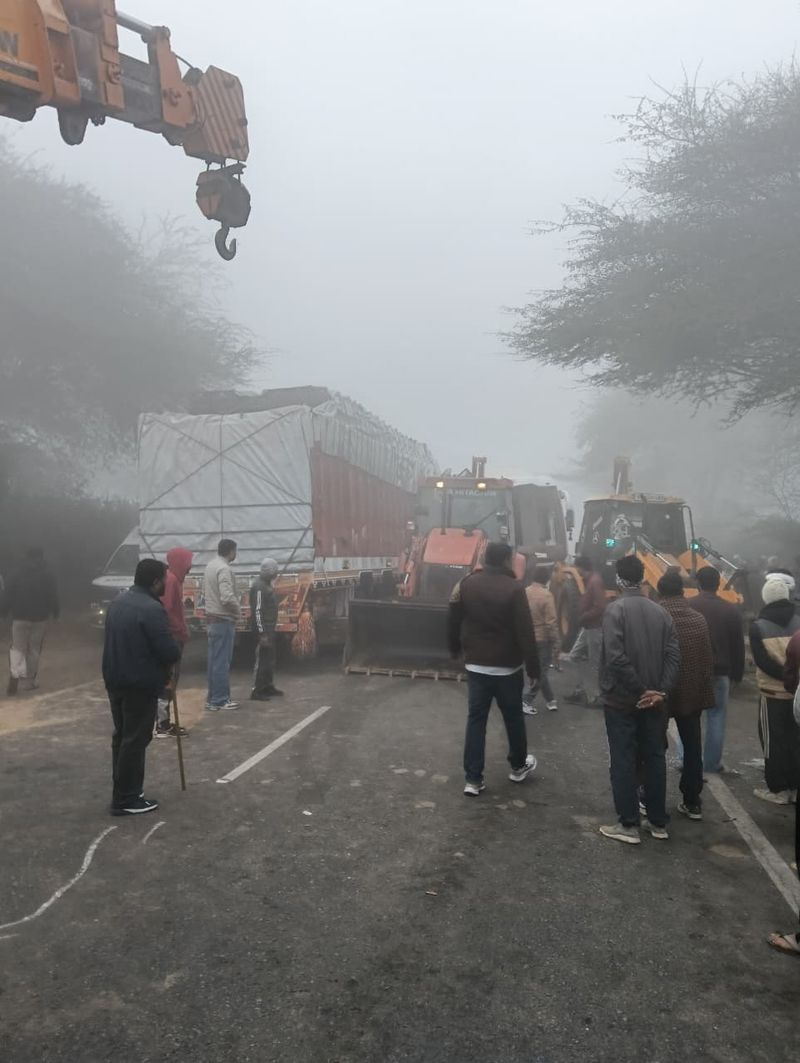 ਹਨੂਮਾਨਗੜ੍ਹ ਨੇੜੇ ਧੁੰਦ ਦਾ ਕਹਿਰ: ਤਿੰਨ ਵਾਹਨਾਂ ਦੀ ਜ਼ਬਰਦਸਤ ਟੱਕਰ, 24 ਯਾਤਰੀ ਜ਼ਖਮੀ