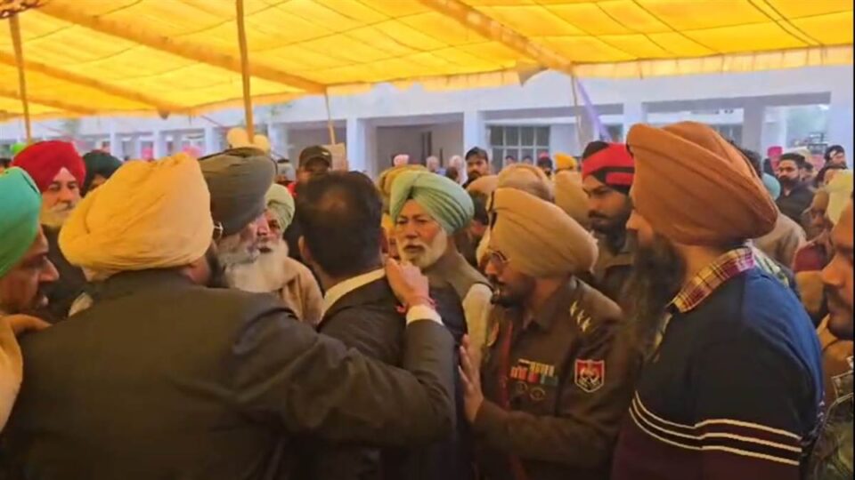 ਗਣਤੰਤਰ ਦਿਵਸ ਮੌਕੇ ਸਟੇਜ 'ਤੇ ਬੈਠਣ ਨੂੰ ਲੈ ਕੇ ਨਗਰ ਕੌਂਸਲ ਪ੍ਰਧਾਨ ਤੇ ਹਲਕਾ ਵਿਧਾਇਕ ਆਪਸ 'ਚ ਹੋਏ ਹੱਥੋਪਾਈ, ਲਾਏ ਗੰਭੀਰ ਇਲਜ਼ਾਮ