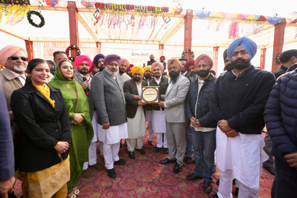 ਸਾਰੇ ਸੁਰੱਖਿਆ ਪ੍ਰੋਟੋਕੋਲ ਨੂੰ ਲਾਂਭੇ ਕਰਕੇ ਮੁੱਖ ਮੰਤਰੀ ਭਗਵੰਤ ਸਿੰਘ ਮਾਨ ਨੇ ਪਿੰਡ ਵਾਸੀਆਂ ਨਾਲ ਕਬੱਡੀ ਮੈਚ ਦੇਖਿਆ