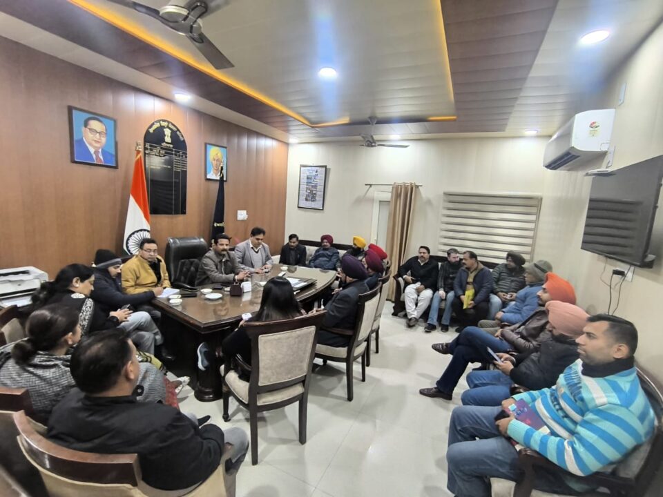 तेजिंदर मेहता की अध्यक्षता में हुई पार्टी बैठक