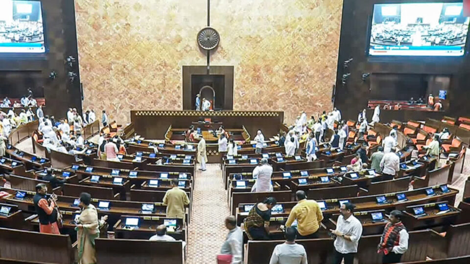 ਲੋਕ ਸਭਾ ’ਚ ਹੰਗਾਮੇ ਕਾਰਨ 8 ਕਾਂਗਰਸੀ ਸੰਸਦ ਮੈਂਬਰ ਮੁਅੱਤਲ