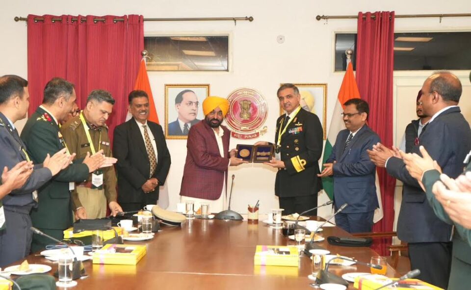 ਨੈਸ਼ਨਲ ਡਿਫੈਂਸ ਕਾਲਜ ਦੇ ਵਫ਼ਦ ਨੇ ਪੰਜਾਬ ਦਾ ਕੀਤਾ ਦੌਰਾ , ਮੁੱਖ ਮੰਤਰੀ ਭਗਵੰਤ ਸਿੰਘ ਮਾਨ ਨਾਲ ਕੀਤੀ ਮੁਲਾਕਾਤ