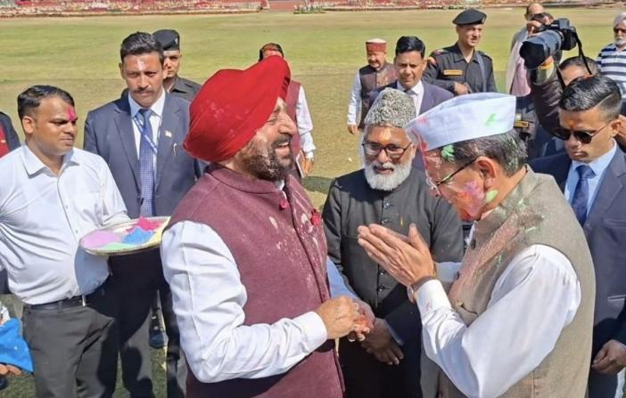 ਰਾਜਪਾਲ ਅਤੇ ਸੀਐਮ ਧਾਮੀ ਦੇ ਨਾਲ ਮੰਤਰੀਆਂ ਅਤੇ ਅਧਿਕਾਰੀਆਂ ਨੇ ਖੇਡੀ ਹੋਲੀ