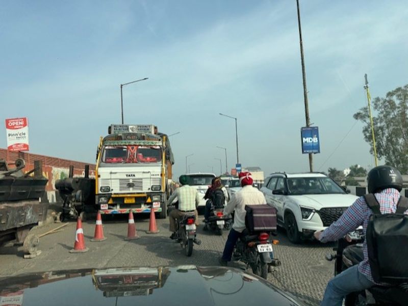 ਲੋਕ ਨਿਰਮਾਣ ਵਿਭਾਗ ਦੀ ਲਾਪਰਵਾਹੀ ਕਾਰਨ ਪੇਪਰ ਦੇਣ ਜਾ ਰਹੇ ਵਿਦਿਆਰਥੀ ਪਰੇਸ਼ਾਨ