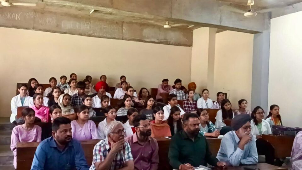 ਸੰਪੂਰਨ ਸਿਹਤ ਵਿਸ਼ੇ ਕਰਵਾਇਆ ਲੈਕਚਰ -ਸਰਕਾਰੀ ਬਹੁਤਕਨੀਕੀ ਕਾਲਜ ਵਿਖੇ ਵਿਸ਼ਾ ਮਾਹਿਰ ਸੰਜੀਵ ਸ਼ਰਮਾ ਨੇ ਕੀਤਾ ਸੰਬੋਧਨ