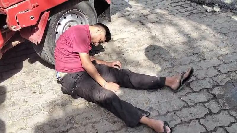 VIP ਡਿਊਟੀ 'ਚ ਰੁੱਝੀ ਪੁਲੀਸ ! ਨਸ਼ੇ ਦੀ ਹਾਲਤ 'ਚ ਨੌਜਵਾਨ ਸੜਕ 'ਤੇ ਘੰਟਿਆਂ ਤੱਕ ਤੜਫਦਾ ਰਿਹਾ