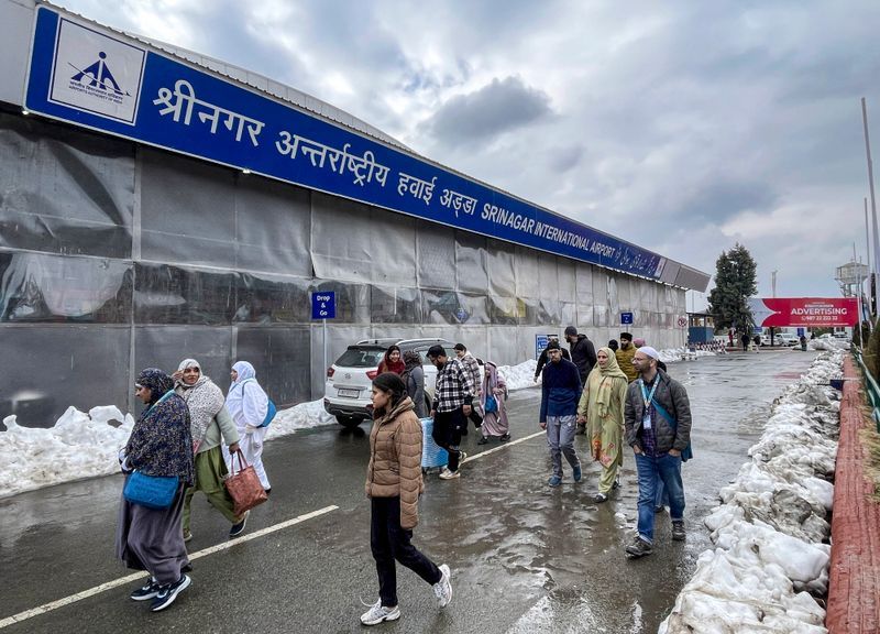 Srinagar ਹਵਾਈ ਅੱਡੇ 'ਤੇ ਦੋ ਅਮਰੀਕੀ ਨਾਗਰਿਕ ਹਿਰਾਸਤ 'ਚ ਲਏ; ਸਾਮਾਨ ਵਿੱਚੋਂ ਸੈਟੇਲਾਈਟ ਫੋਨ ਬਰਾਮਦ