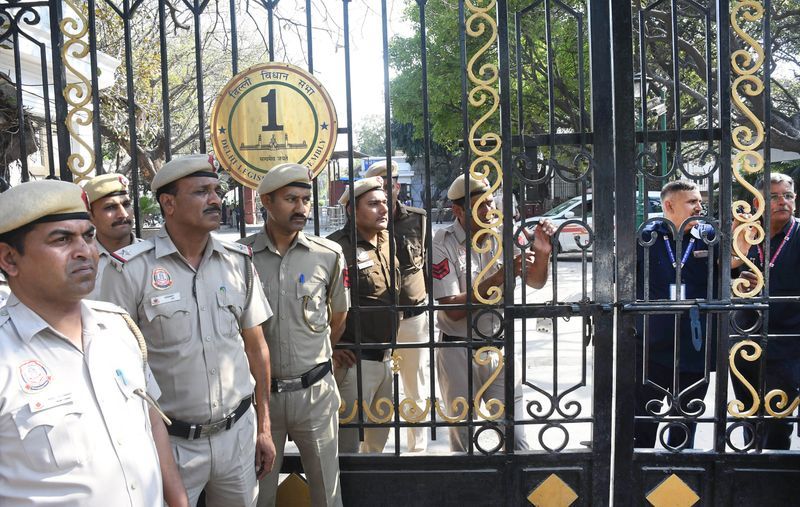 ਬੈਰੀਅਰ ਤੋੜ ਕੇ ਅੰਦਰ ਦਾਖਲ ਹੋਈ ਗੱਡੀ; ਸਪੀਕਰ ਦੀ ਕਾਰ ’ਤੇ ਸੁੱਟੀ ਸਿਆਹੀ