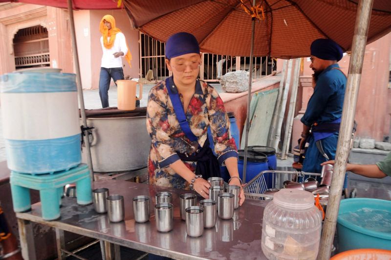 Singapore ਦੀ ਜੈਨੀ ਬਣੀ ਬਲਵਿੰਦਰ ਕੌਰ: ਸ੍ਰੀ ਦਰਬਾਰ ਸਾਹਿਬ ਵਿਖੇ ਸੇਵਾ ਕਰਕੇ ਮਨਾਇਆ ਆਪਣਾ ਜਨਮਦਿਨ