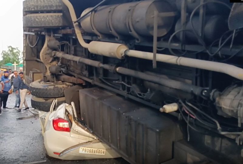 ਡਿਵਾਈਡਰ ਟੱਪ ਕੇ ਕਾਰ ਉੱਪਰ ਪਲਟੀ ਬੱਸ; 26 ਸਵਾਰੀਆਂ ਜ਼ਖ਼ਮੀ