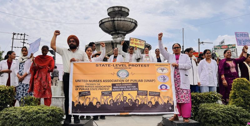 ਪਟਿਆਲਾ ’ਚ ਨਰਸਿੰਗ ਸਟਾਫ ਨੇ ਫ਼ੁਹਾਰਾ ਚੌਕ ’ਤੇ ਆਵਾਜਾਈ ਰੋਕੀ