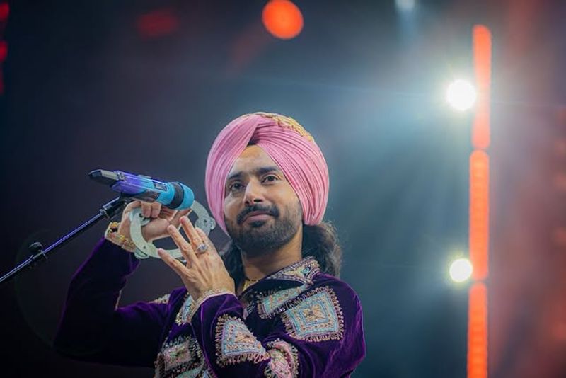 ਗੋਰਿਆਂ 'ਤੇ ਚੜ੍ਹਿਆ Sartaaj ਦੀ ਸ਼ਾਇਰੀ ਦਾ ਰੰਗ ! ਸ਼ੋਅ ਹੋਇਆ 'ਹਾਊਸਫੁੱਲ', ਲੈਣਾ ਪਿਆ ਵੱਡਾ ਫੈਸਲਾ !