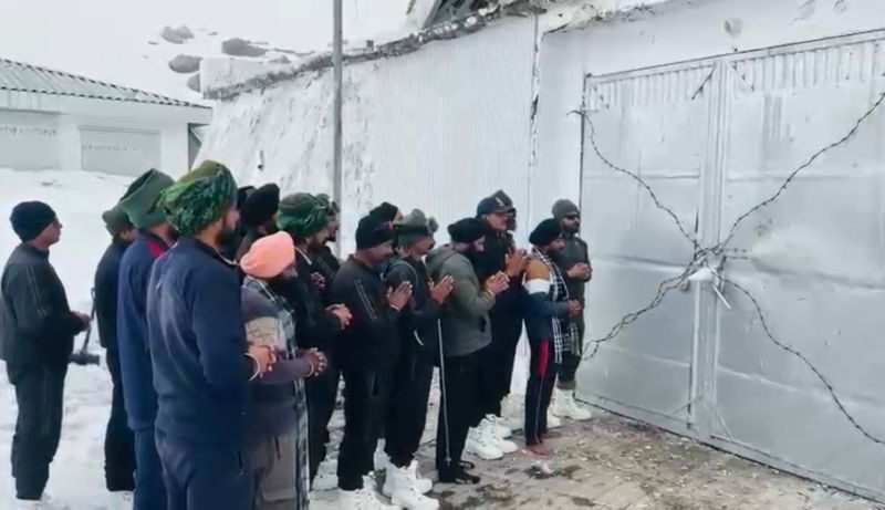 ਫੌਜੀ ਜਵਾਨਾਂ ਨੇ ਅਰਦਾਸ ਕਰ ਸ਼ੁਰੂ ਕੀਤਾ ਸ੍ਰੀ ਹੇਮਕੁੰਟ ਸਾਹਿਬ ਵਿਖੇ ਬਰਫ਼ ਹਟਾਉਣ ਦਾ ਕੰਮ; 23 ਮਈ ਨੂੰ ਖੁੱਲ੍ਹਣਗੇ ਕਿਵਾੜ