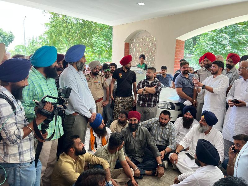 ਪਤਨੀ ਨਾਲ ਬਦਸਲੂਕੀ ਦੇ ਦੋਸ਼ ਹੇਠ ਬਿਕਰਮ ਮਜੀਠੀਆ ਤੇ DSP ਵਿਚਕਾਰ ਤਿੱਖੀ ਬਹਿਸ