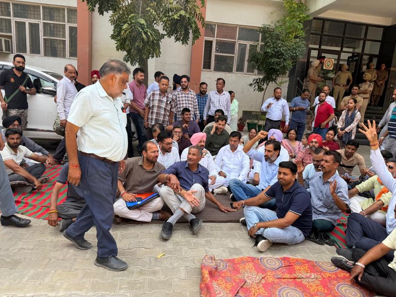 ਬਰਨਾਲਾ ’ਚ ਭਾਜਪਾ ਉਮੀਦਵਾਰ ਦੇ ਕਾਗਜ਼ ਰੱਦ ਹੋਣ ’ਤੇ ਹੰਗਾਮਾ; ਪੁਲੀਸ ਨੇ ਸਖ਼ਤੀ ਨਾਲ ਚੁੱਕਵਾਇਆ ਧਰਨਾ