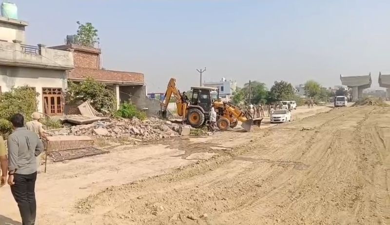 NH-105B ਦੀ ਉਸਾਰੀ ਲਈ NHAI ਨੇ ਲਿਆ ਘਰ ਢਾਹੇ; ਕਿਸਾਨ ਹਿਰਾਸਤ ਵਿੱਚ ਲਏ ਗਏ