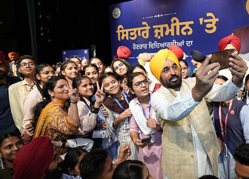 CM Mann ਵੱਲੋਂ ਬੋਰਡ ਪ੍ਰੀਖਿਆਵਾਂ ’ਚ ਅੱਵਲ ਵਿਦਿਆਰਥੀਆਂ ਦਾ ਸਨਮਾਨ