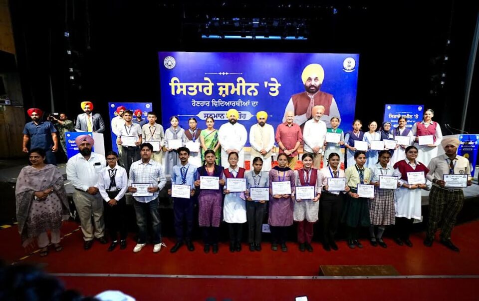 ਸਾਡੀ ਸਰਕਾਰ ਰੱਟਾ ਲਾਉਣ ਦੀ ਬਜਾਏ ਗਿਆਨ-ਆਧਾਰਿਤ ਸਿੱਖਿਆ ਨੂੰ ਉਤਸ਼ਾਹਿਤ ਕਰ ਰਹੀ ਹੈ ਜੋ ਸਮਝ ਅਤੇ ਆਲੋਚਨਾਤਮਕ ਸੋਚ ਨੂੰ ਵਿਕਸਤ ਕਰਦੀ ਹੈ