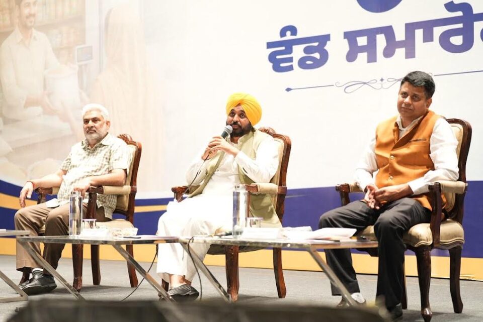 ਨਵੇਂ ਰਾਸ਼ਨ ਡਿਪੂ ਹੋਲਡਰਾਂ ਨੂੰ ਲਾਇਸੈਂਸ ਜਾਰੀ ਕਰਦੇ ਸਮੇਂ ਸਰਕਾਰ ਨੇ ਸਮਾਜ ਦੇ ਸਾਰੇ ਵਰਗਾਂ ਦੀ ਨੁਮਾਇੰਦਗੀ ਯਕੀਨੀ ਬਣਾਈ: ਮੁੱਖ ਮੰਤਰੀ ਭਗਵੰਤ ਸਿੰਘ ਮਾਨ