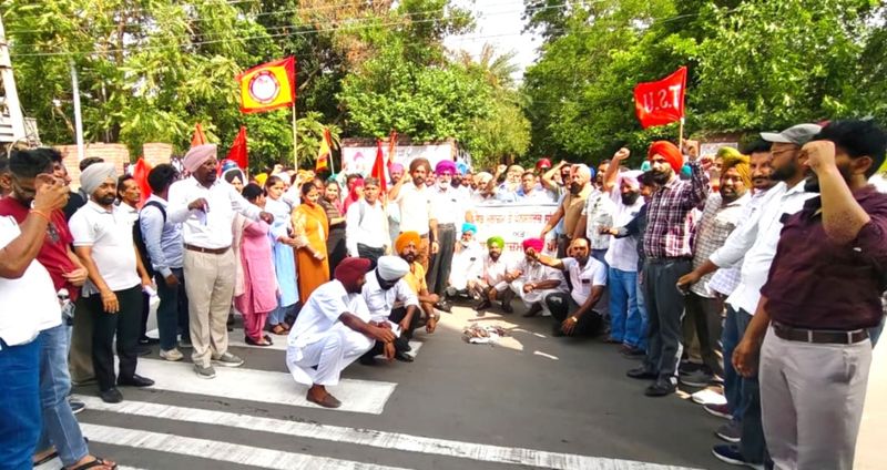 ਮੁਲਾਜ਼ਮਾਂ ਤੇ ਪੈਨਸ਼ਨਰਾਂ ਨੇ ਤਨਖਾਹ ਸਕੇਲਾਂ ਵਾਲੇ ਪੱਤਰ ਸਾੜੇ