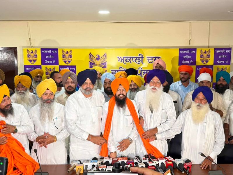 Akali Dal ਬਾਦਲ ਦੇ ਸੀਨੀਅਰ ਆਗੂ ਇਕਬਾਲ ਸਿੰਘ ਸੰਧੂ ਪਾਰਟੀ ਛੱਡ ਕੇ ਅਕਾਲੀ ਦਲ ਵਾਰਿਸ ਪੰਜਾਬ ਦੇ ਵਿੱਚ ਸ਼ਾਮਲAkali Dal ਬਾਦਲ ਦੇ ਸੀਨੀਅਰ ਆਗੂ ਇਕਬਾਲ ਸਿੰਘ ਸੰਧੂ ਪਾਰਟੀ ਛੱਡ ਕੇ ਅਕਾਲੀ ਦਲ ਵਾਰਿਸ ਪੰਜਾਬ ਦੇ ਵਿੱਚ ਸ਼ਾਮਲ