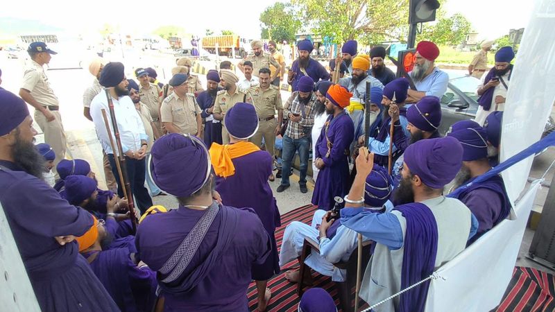 ਟ੍ਰੈਫਿਕ ਠੱਪ: ਆਪਣੀਆਂ ਮੰਗਾਂ ਨੂੰ ਲੈ ਕੇ ਨਿਹੰਗ ਸਿੰਘਾਂ ਵੱਲੋਂ Kiratpur Sahib-Manali ਮਾਰਗ ਜਾਮ