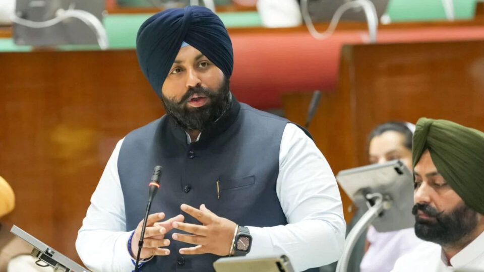 ਸਕੂਲ 'ਚ ਛੇੜਖ਼ਾਨੀ ਦਾ ਮਾਮਲਾ: ਪੰਜਾਬ ਸਰਕਾਰ ਦਾ ਵੱਡਾ ਐਕਸ਼ਨ, ਦੋਸ਼ੀ ਅਧਿਆਪਕ ਤੁਰੰਤ ਪ੍ਰਭਾਵ ਨਾਲ ਸਸਪੈਂਡ