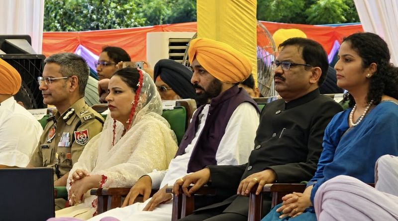 ਫਿਰੋਜ਼ਪੁਰ 'ਚ ਰਾਜ ਪੱਧਰੀ ਸਮਾਗਮ: ਮੁੱਖ ਮੰਤਰੀ ਭਗਵੰਤ ਮਾਨ ਨੇ ਲਹਿਰਾਇਆ ਤਿਰੰਗਾ; ਹੁਸੈਨੀਵਾਲਾ ਵਿਖੇ ਸ਼ਹੀਦਾਂ ਨੂੰ ਦਿੱਤੀ ਸ਼ਰਧਾਂਜਲੀ