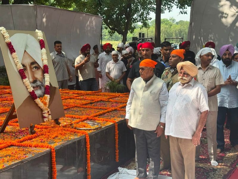 ਪੰਜਾਬ ਦੇ ਰਾਜਪਾਲ ਕਟਾਰੀਆ ਨੇ ਸਾਬਕਾ ਮੁੱਖ ਮੰਤਰੀ ਬੇਅੰਤ ਸਿੰਘ ਨੂੰ ਸ਼ਰਧਾਂਜਲੀ ਭੇਟ ਕੀਤੀ
