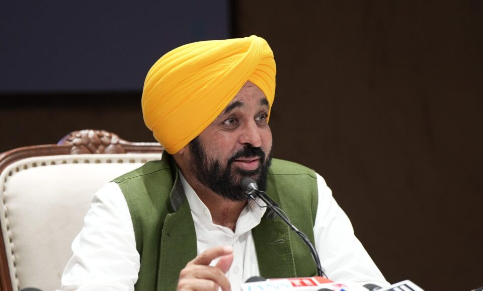 ਸੋਨੇ ਦਾ ਤਗ਼ਮਾ ਜੇਤੂ ਨੂੰ 10,000 ਰੁਪਏ, ਚਾਂਦੀ ਦਾ ਤਗ਼ਮਾ ਜੇਤੂ ਨੂੰ 7,000 ਰੁਪਏ ਅਤੇ ਕਾਂਸੀ ਦਾ ਤਗ਼ਮਾ ਜੇਤੂ ਨੂੰ 5,000 ਰੁਪਏ ਨਕਦ ਇਨਾਮ ਮਿਲੇਗਾ