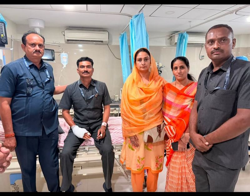 ਨਾਂਦੇੜ ਹਮਲਾ: ਸੁਖਬੀਰ ਬਾਦਲ ਦੀ ਰੱਖਿਆ ਕਰਨ ਵਾਲੇ ਜਾਬਾਂਜ਼ ਇੰਸਪੈਕਟਰ ਨੂੰ ਹਰਸਿਮਰਤ ਕੌਰ ਬਾਦਲ ਨੇ ਲਗਾਇਆ ਗਲਵੱਕੜੀ, ਜਤਾਇਆ ਧੰਨਵਾਦ